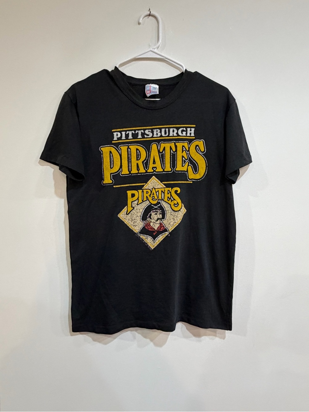 Vintage 1988 Pittsburgh Pirates Black Graphic Tee - Yellow Logo